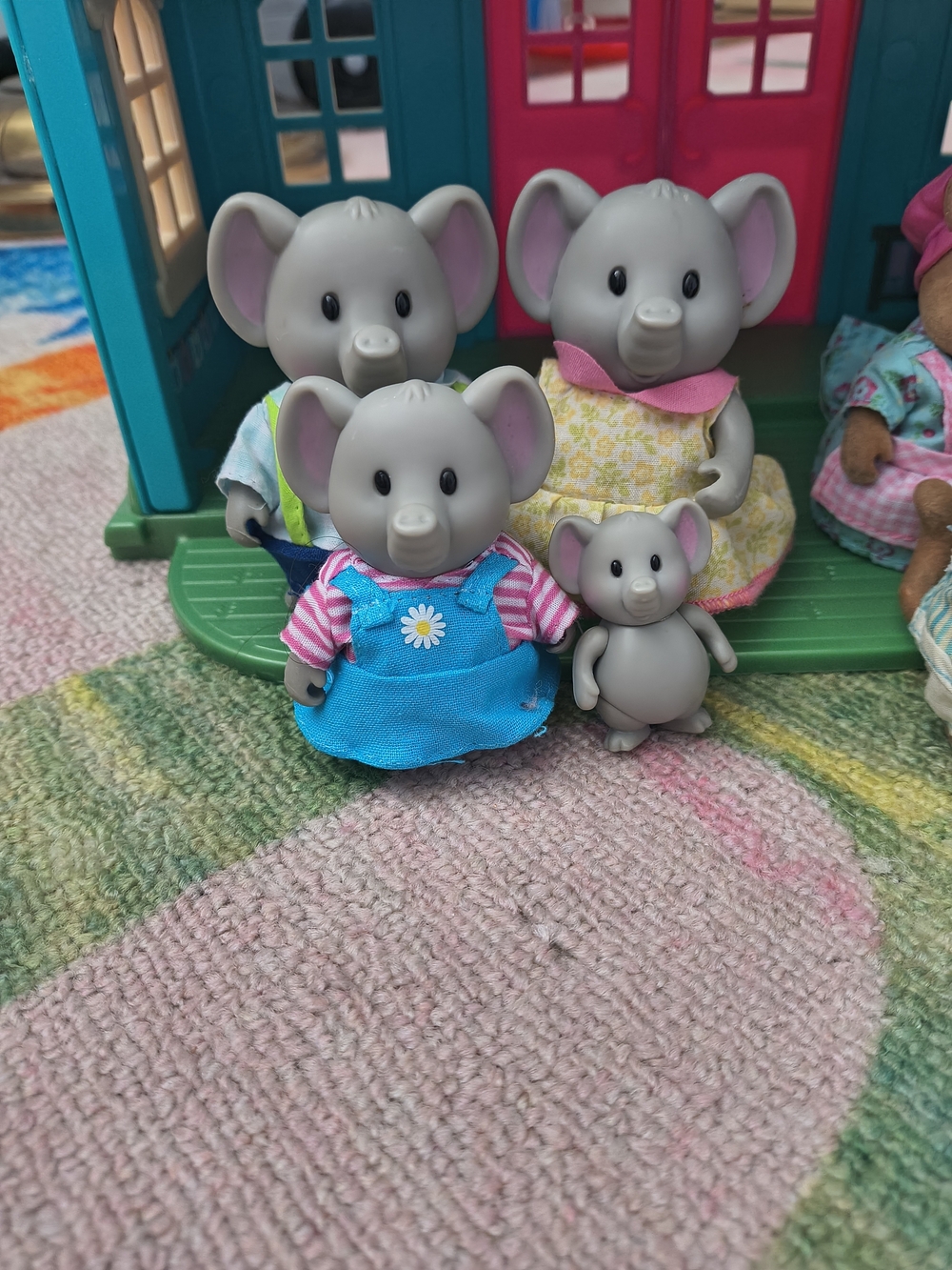  Li'l Woodzeez Oliphant Elephant family figures from the Honeysuckle Hollow